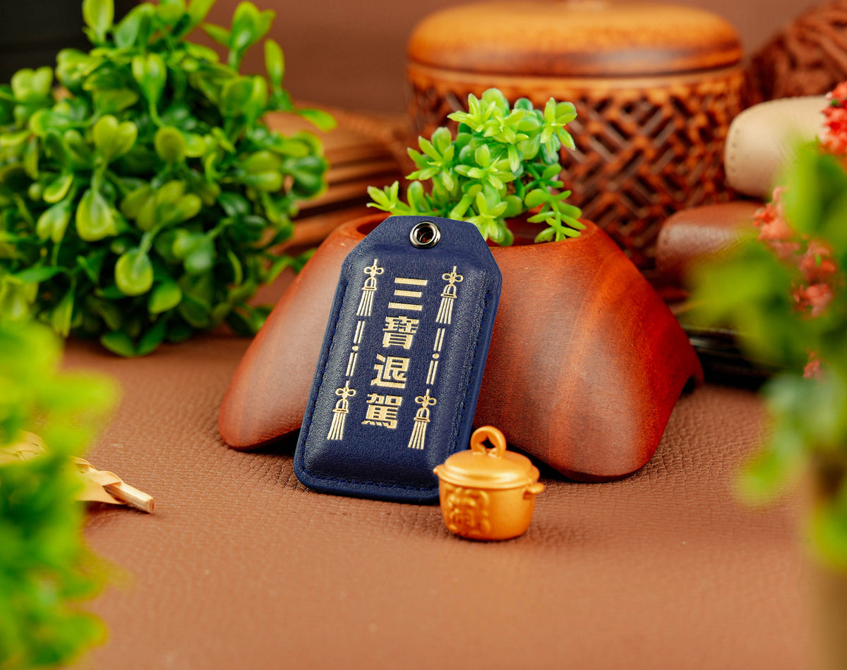 Safe Travels Amulet with Golden Fortune Pot