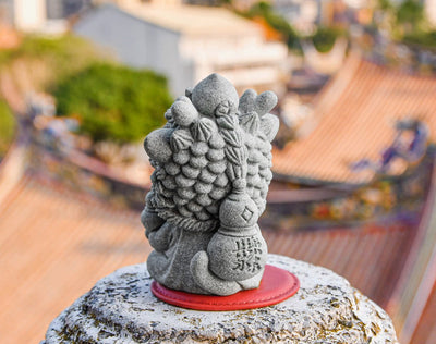 Helio the Lion-Dance Cat Moving Mountain and Sea