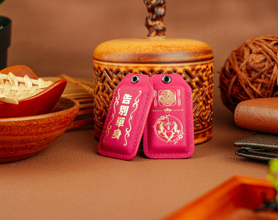 Goodbye Single Amulet rose pink on display