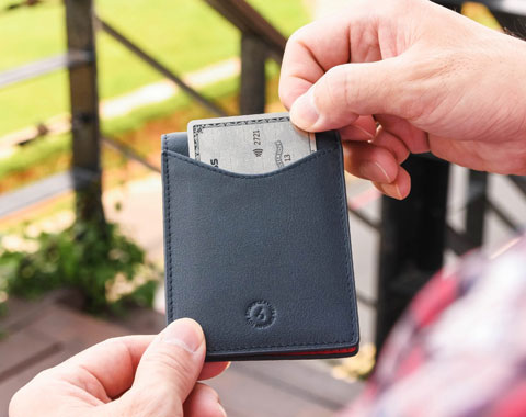 Discovery v2 ID Card Wallet